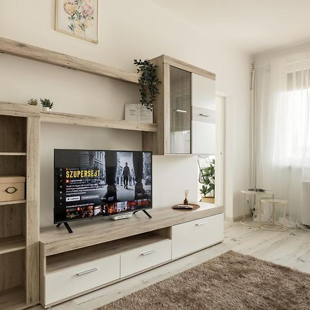 Malompark Apartman With Free Parking Debreţin Exterior foto