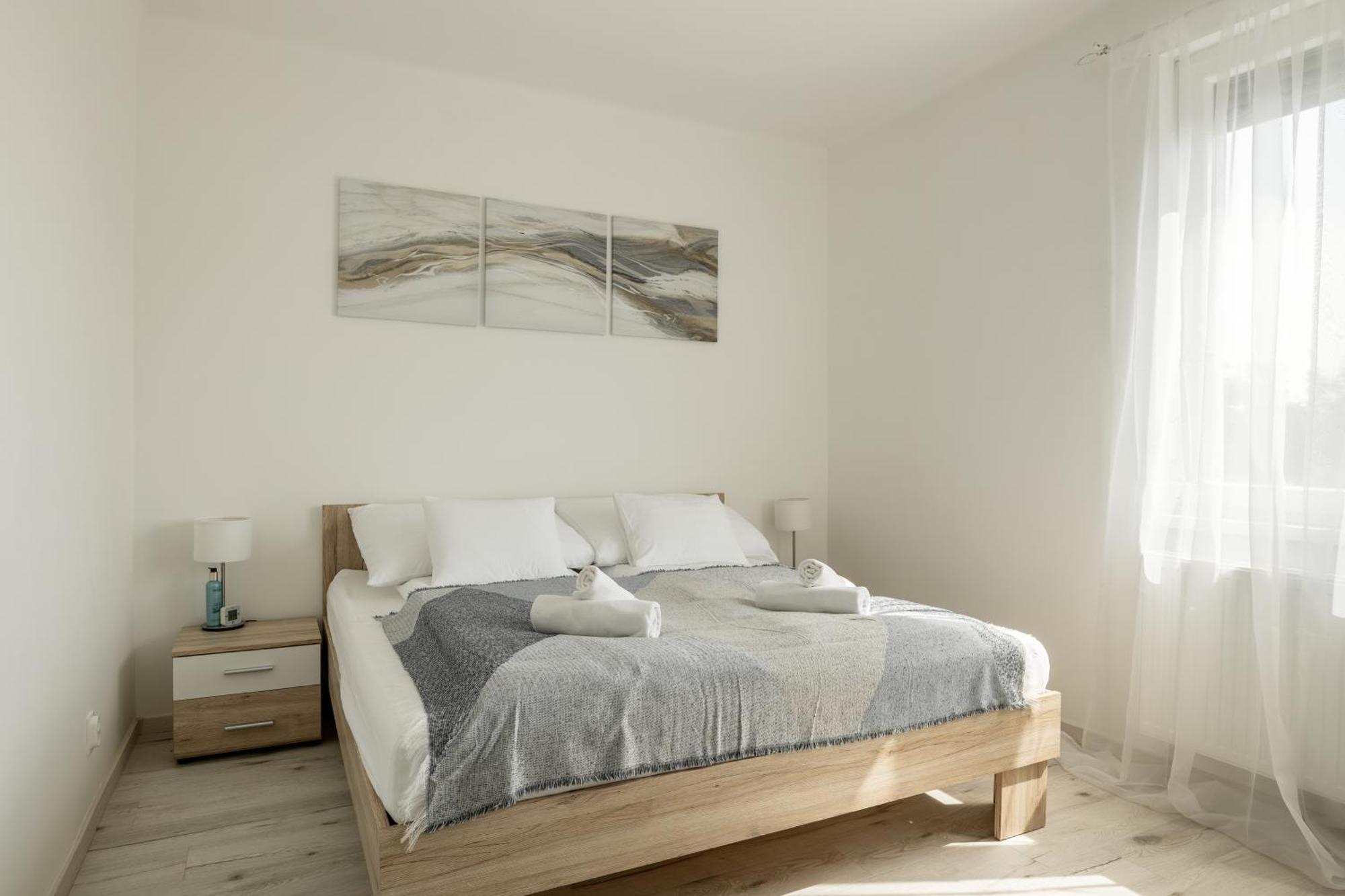 Malompark Apartman With Free Parking Debreţin Exterior foto