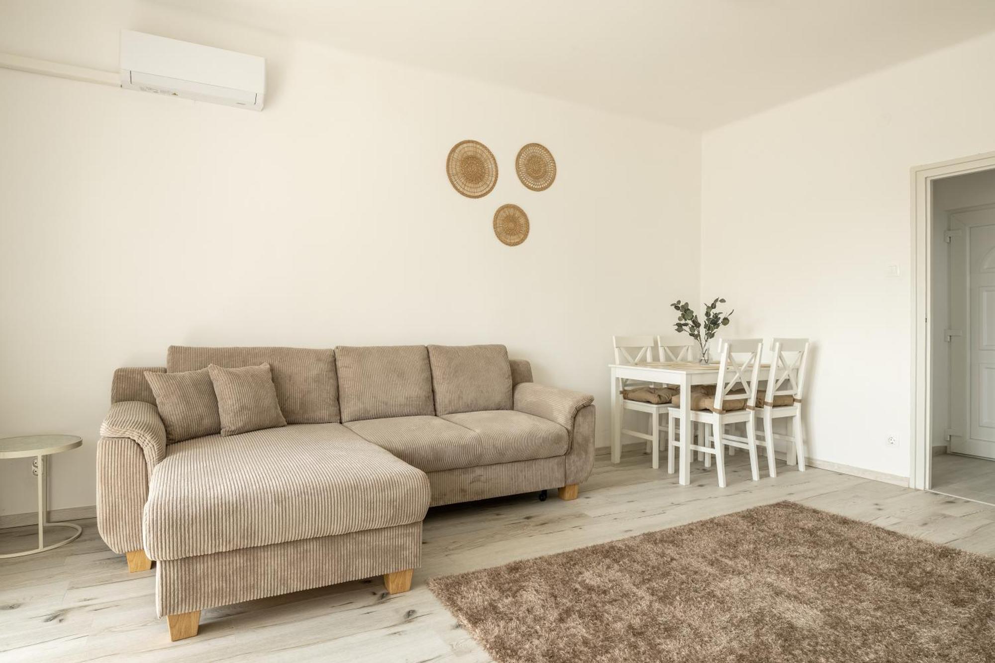 Malompark Apartman With Free Parking Debreţin Exterior foto